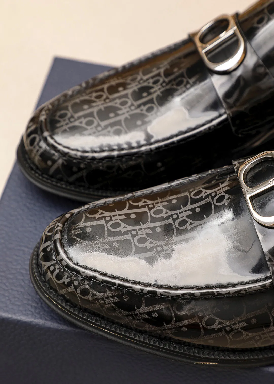 Men's shoes 💰480 💐 Product trademark: Dior "Dior" casual leather shoes Regular size: 39-44 (38.45.46🉑️Customized) Product materials: Selected Italian imported first-layer open-edge beaded cowhide leather upper + classic hardware buckle, imported water-dyed 🐂 cowhide lining. Strong three-dimensional visual effect, original outsole Color: 3⃣️colors available